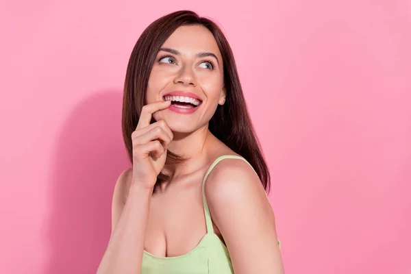 Güzel Bayanın Tırnak Yediği Dişlek Gülüşünün Yakın Fotoğrafını Çek Bekle — Stok fotoğraf