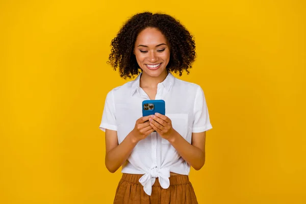 Foto Van Vrolijke Grappige Meisje Tand Glimlach Gebruik Telefoon Schrijven — Stockfoto