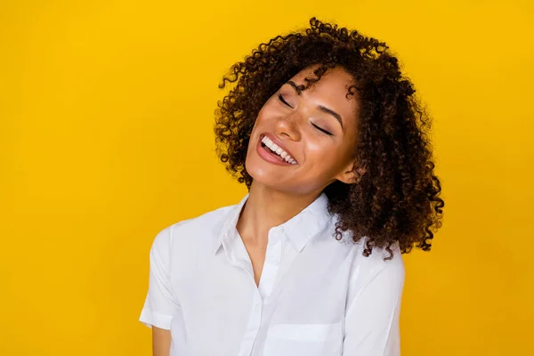 Foto Chica Hermosa Despreocupada Ojos Cerrados Sonrisa Radiante Dental Aislado — Foto de Stock