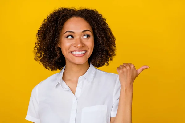 魅力的な女性の笑顔の写真を閉じますインデックス腕親指空のスペース歯科医ホワイトニング広告黄色の色の背景に隔離された — ストック写真