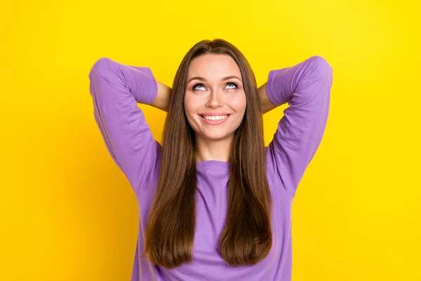 Foto Close Jovens Animado Positivo Dente Sorrindo Mulher Mãos Atrás — Fotografia de Stock