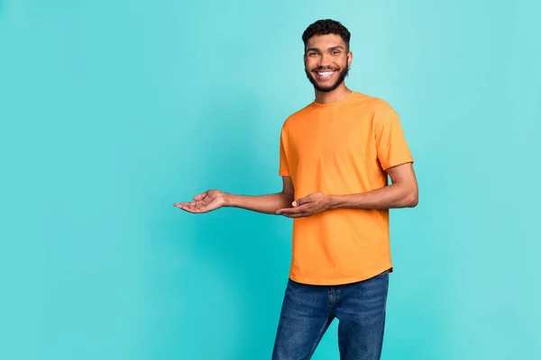 Foto Cara Alegre Positivo Usar Laranja Shirt Segurando Braços Espaço — Fotografia de Stock