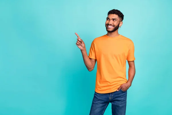 Fotografie Veselý Zasněný Chlap Nosit Oranžové Tričko Hledá Ukazující Zázvor — Stock fotografie