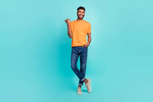 Pełna Długość Zdjęcie Fajny Wesoły Facet Nosić Pomarańczowy Shirt Wskazując — Zdjęcie stockowe
