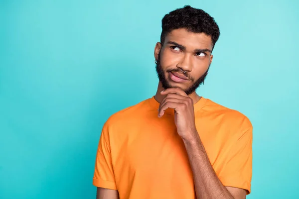 Cerca Foto Del Hombre Pensativo Usar Ropa Naranja Con Estilo —  Fotos de Stock