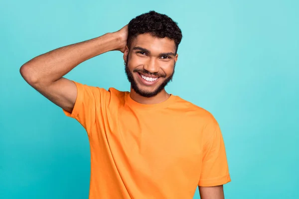 Foto Van Aantrekkelijke Vrolijke Man Dragen Oranje Shirt Glimlachende Arm — Stockfoto