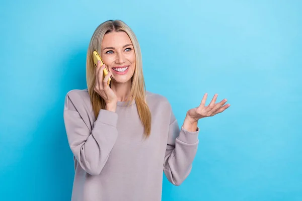 Foto Bedårande Positiv Dam Bära Pastell Trendig Pullover Titta Tomt — Stockfoto