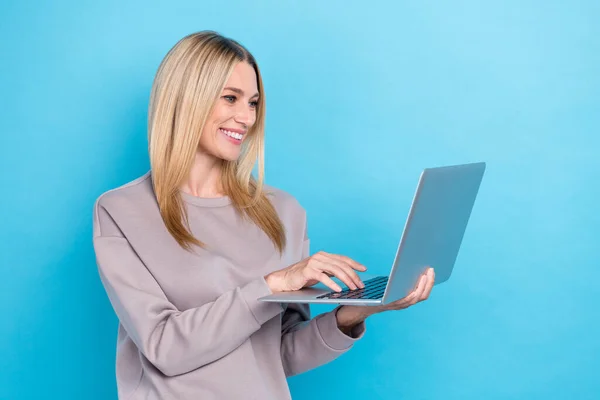 Foto Bedårande Trevlig Dam Arbetare Bära Trendiga Kläder Har Online — Stockfoto