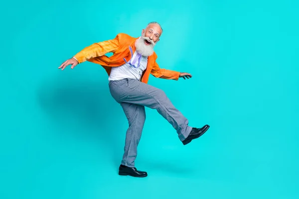 Tatlı Komik Bir Emeklinin Uzun Bir Fotoğrafı Neon Turuncu Ceket — Stok fotoğraf