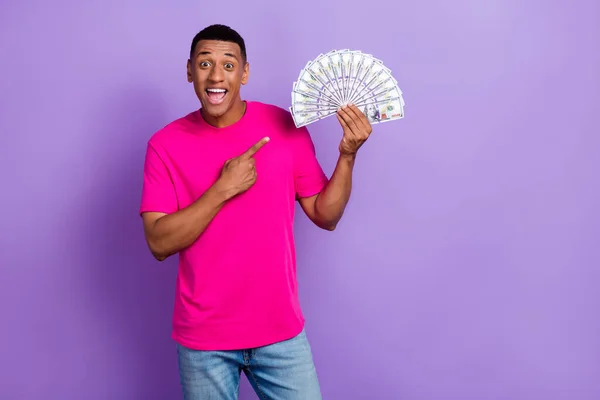 Foto Joven Emocionado Positivo Loco Sorprendido Usar Rosa Brillante Camiseta — Foto de Stock