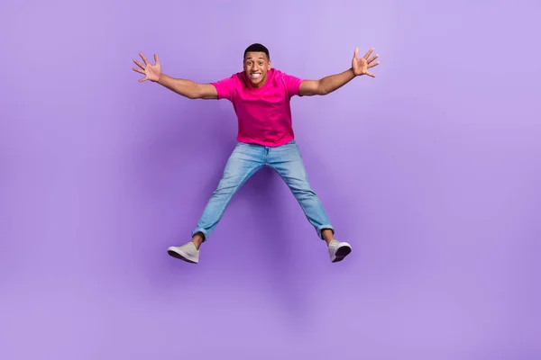 无忧无虑快乐的人跳下紫色背景的全幅肖像画 — 图库照片