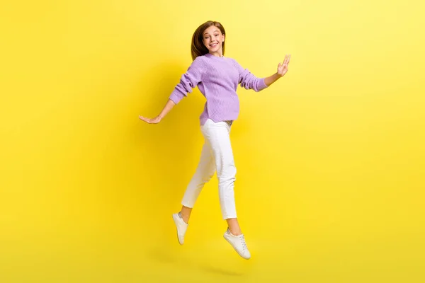 Volledige Foto Van Schattige Schattige Dame Dragen Stijlvolle Violette Gebreide — Stockfoto