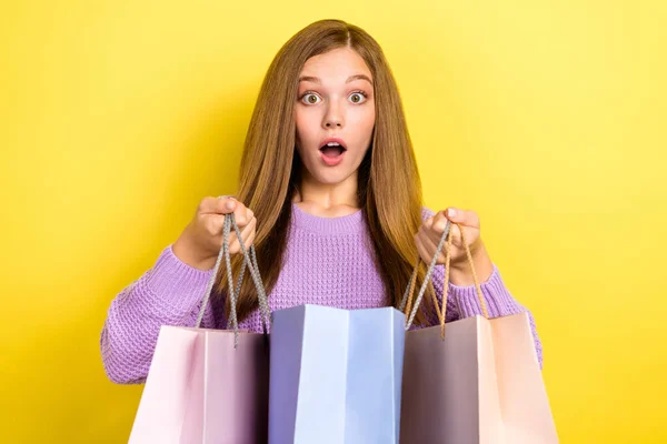 若いです興奮した女の子ティーネージャーオープン口驚きホールドスタックパッケージギフトシーズン販売Zaraショッピング黄色の色の背景に隔離 — ストック写真