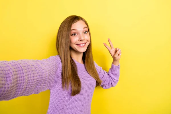 Selfie Close Estudante Adolescente Tiro Fazendo Gravação Vídeo Mostrando Sign — Fotografia de Stock