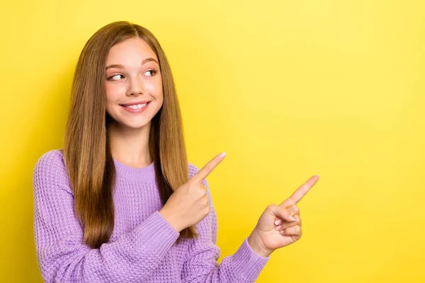 Foto Retrato Primer Plano Niña Usar Suéter Púrpura Mirando Dedo —  Fotos de Stock