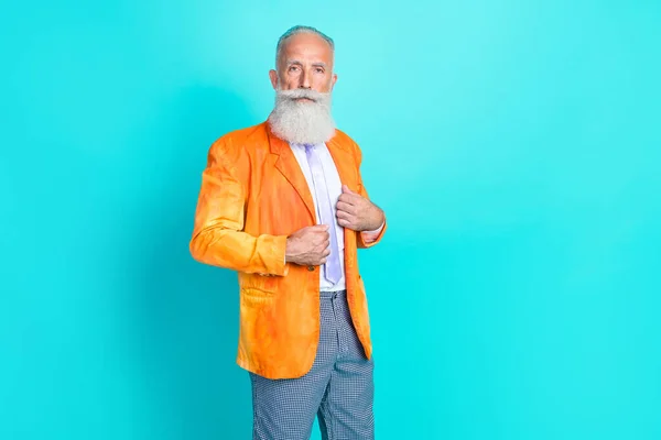 Foto Affascinante Attraente Uomo Pensione Vestito Luminoso Giacca Arancione Spazio — Foto Stock