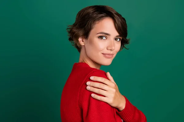 Foto Adorabile Affascinante Signora Indossare Maglione Rosso Sorridente Abbracciandosi Isolato — Foto Stock