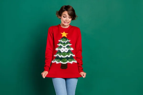 かわいい女性の問題の写真染色新しいお気に入りの赤いプリントセーターXmasギフトプレゼント空のスペースに隔離された緑の色の背景 — ストック写真