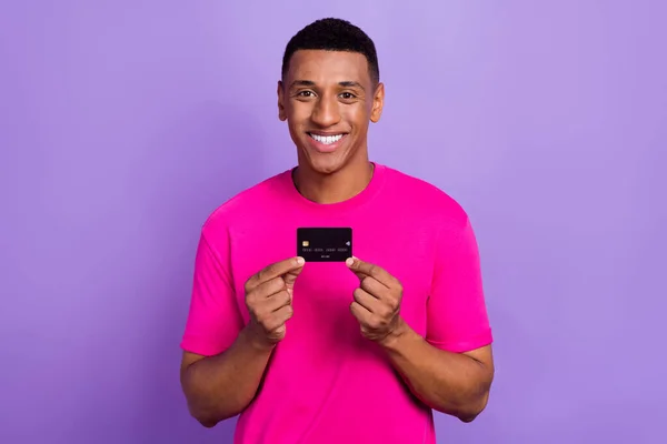 Foto Joven Alegre Sonriente Hombre Dientes Usar Camiseta Rosa Que —  Fotos de Stock