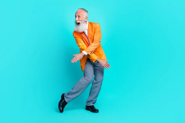 Full Längd Foto Glada Överlycklig Man Bära Elegant Orange Kostym — Stockfoto