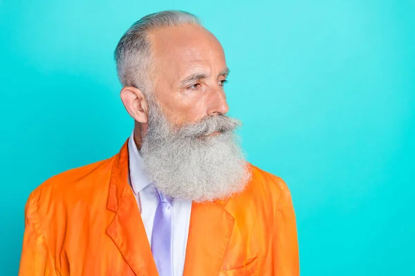 Photo Cool Confident Retired Man Dressed Bright Orange Jacket Looking — Stock Photo, Image