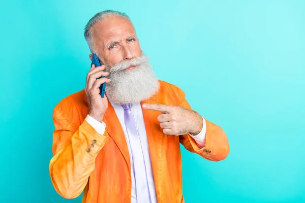 Portrait Beau Grand Père Sérieux Indiquer Doigt Parler Téléphone Isolé — Photo