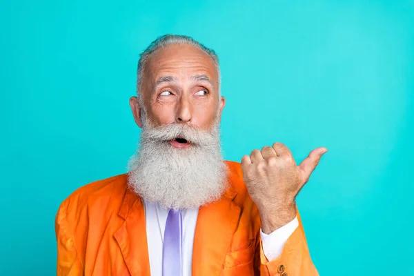 Portrét Ohromen Starým Mužem Vzhled Ukazují Prstu Prázdné Místo Izolované — Stock fotografie
