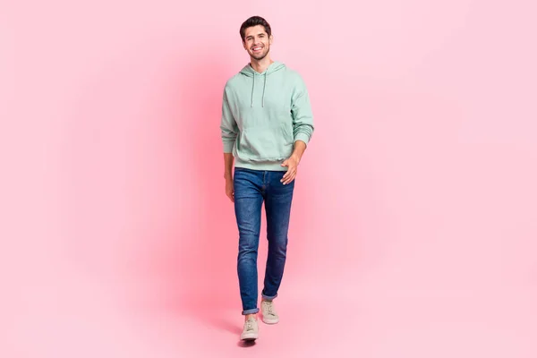 素敵な魅力的な男の完全な長さの写真は グレーの服のジーンズパンツ行くブティックはピンクの色の背景に隔離された新しいワードローブが欲しい — ストック写真