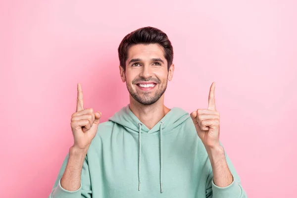 Foto Buena Persona Positiva Radiante Sonrisa Mirar Directamente Los Dedos —  Fotos de Stock