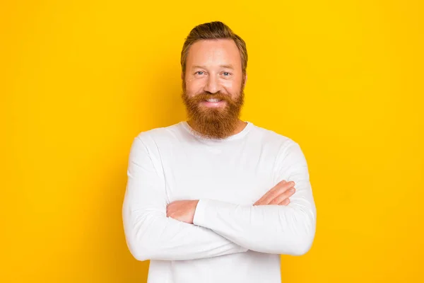 Портрет Фото Молодого Успешного Опытного Рыжеволосого Бородатого Человека Носить Белый — стоковое фото