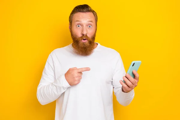 年轻迷人迷人的笑脸红头发小胡子的人物形象照片指点电话新应用软件独立于黄色背景 — 图库照片