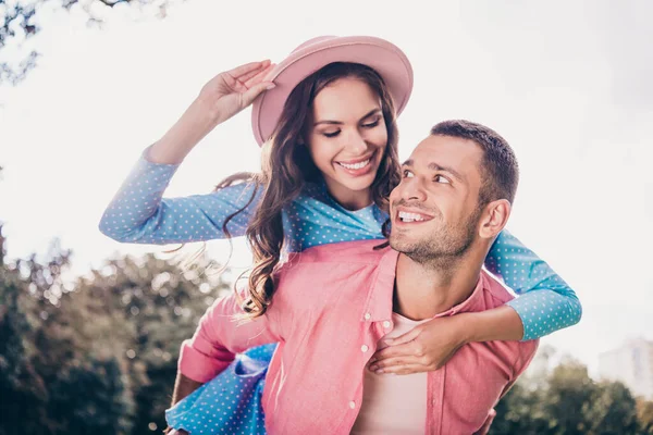 Foto Glänsande Söt Ung Fru Man Klädd Sommar Stigande Armar — Stockfoto