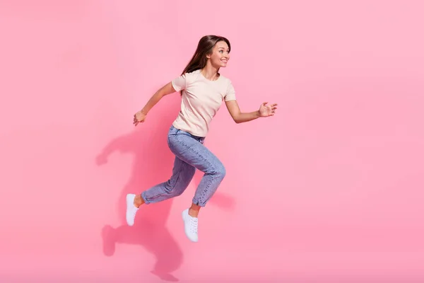 Foto Longitud Completa Excitado Linda Chica Vestida Beige Camiseta Saltando —  Fotos de Stock