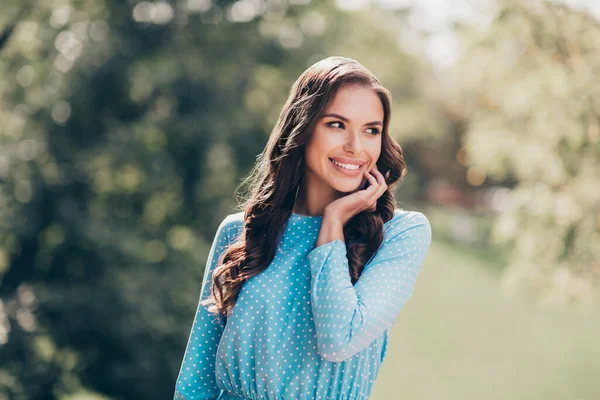 Foto Joven Hermosa Bonita Linda Mujer Usar Falda Azul Aspecto —  Fotos de Stock