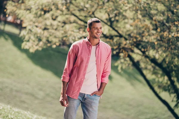 Foto Van Aantrekkelijke Leuke Jonge Man Gekleed Roze Casual Shirt — Stockfoto