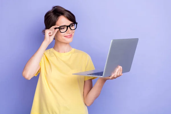 若い魅力的なかなり豪華なかわいい女性の写真は 眼鏡を着用黄色のTシャツは 新しいコンピュータの正の労働者の距離を保持します — ストック写真