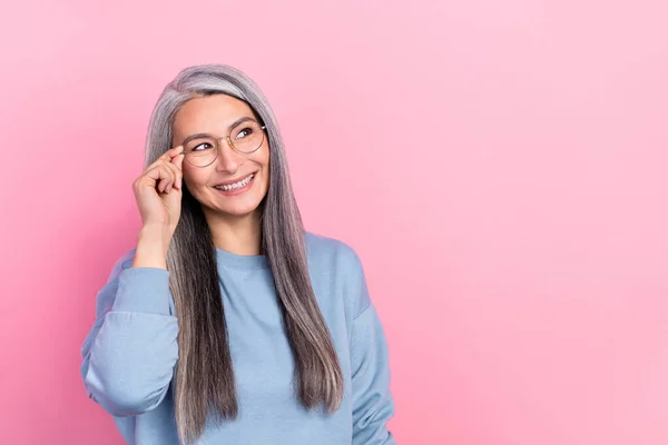 Foto Dulce Pensativo Retirado Mujer Azul Suéter Brazo Gafas Espacio —  Fotos de Stock