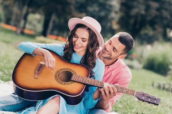 Närbild Foto Session Par Tusenåriga Pojkvän Flickvän Bära Rosa Hatt — Stockfoto