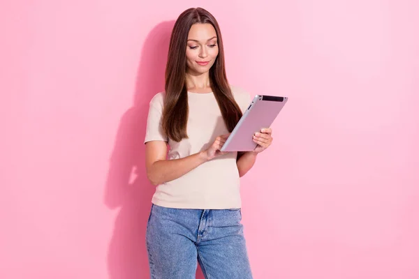 Foto Van Charmante Jonge Mooie Leuke Meisje Dragen Pastel Shirt — Stockfoto