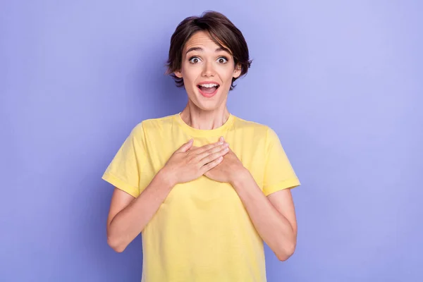 Foto Joven Atractivo Agradable Adorable Mujer Usar Amarillo Camiseta Doblado — Foto de Stock