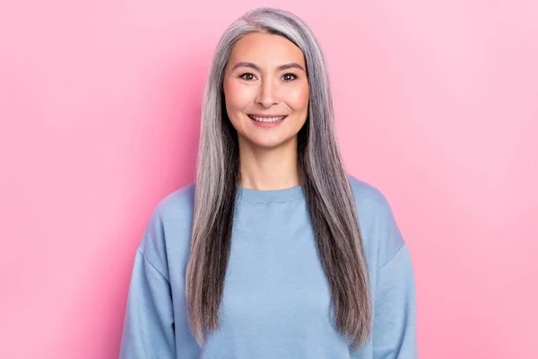 Foto Adorable Mujer Jubilada Encantadora Suéter Azul Sonriendo Aislado Color —  Fotos de Stock