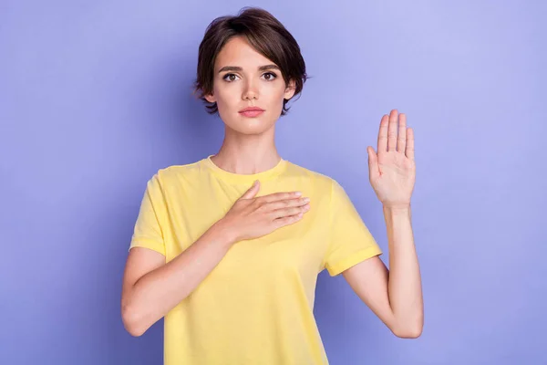 Foto Joven Atractiva Hermosa Mujer Bonita Usar Camiseta Amarilla Que — Foto de Stock