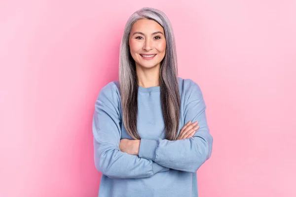 Photo Sweet Pretty Retired Woman Blue Sweater Smiling Arms Crossed — Stock Photo, Image