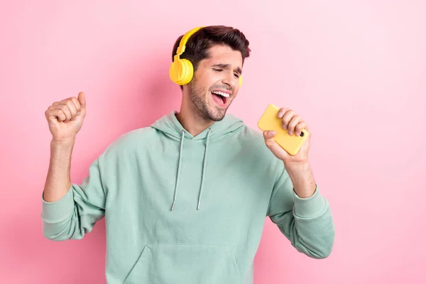 Φωτογραφία Από Ενθουσιασμένοι Ανέμελη Άνθρωπος Χέρι Κατέχουν Τηλέφωνο Τραγούδι Διασκεδάσουν — Φωτογραφία Αρχείου