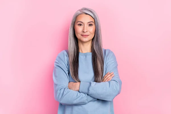 Foto Affascinante Carino Signora Pensionato Vestito Blu Pullover Braccia Piegate — Foto Stock