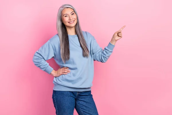 Foto Linda Mujer Jubilada Brillante Suéter Azul Apuntando Espacio Vacío —  Fotos de Stock