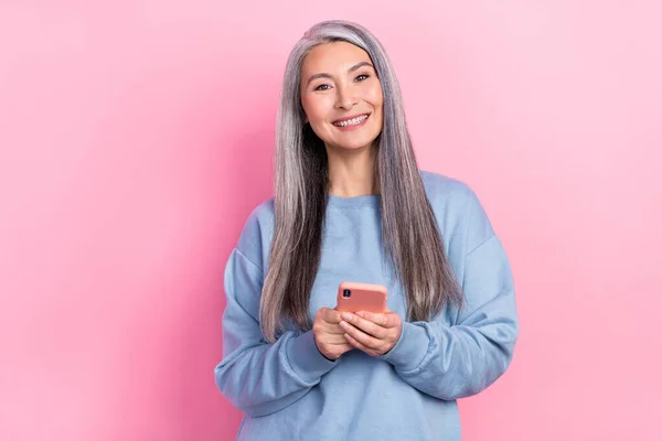 Foto Linda Mujer Jubilada Alegre Suéter Azul Escribiendo Dispositivo Moderno —  Fotos de Stock