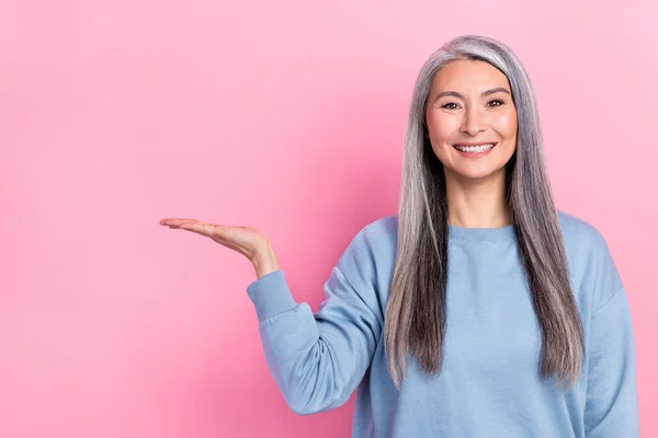 Photo Adorable Cute Lady Pensioner Dressed Blue Pullover Holding Arm — Stock Photo, Image