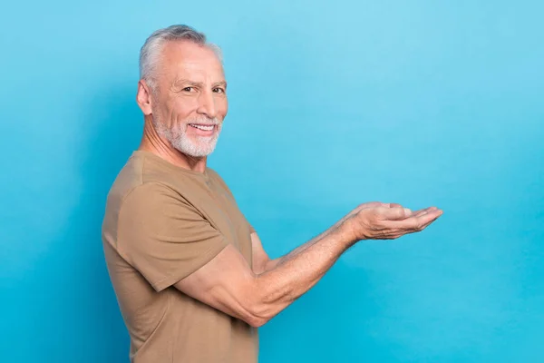 Πορτρέτο Του Ικανοποιημένου Συνταξιούχος Άνθρωπος Γκρι Γενειάδα Μαλλιά Ντυμένος Μπεζ — Φωτογραφία Αρχείου