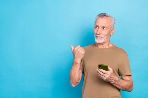 魅力的な引退した男の腕直接インデックスの写真空のスペース現代技術青の色の背景に隔離された低価格割引 — ストック写真